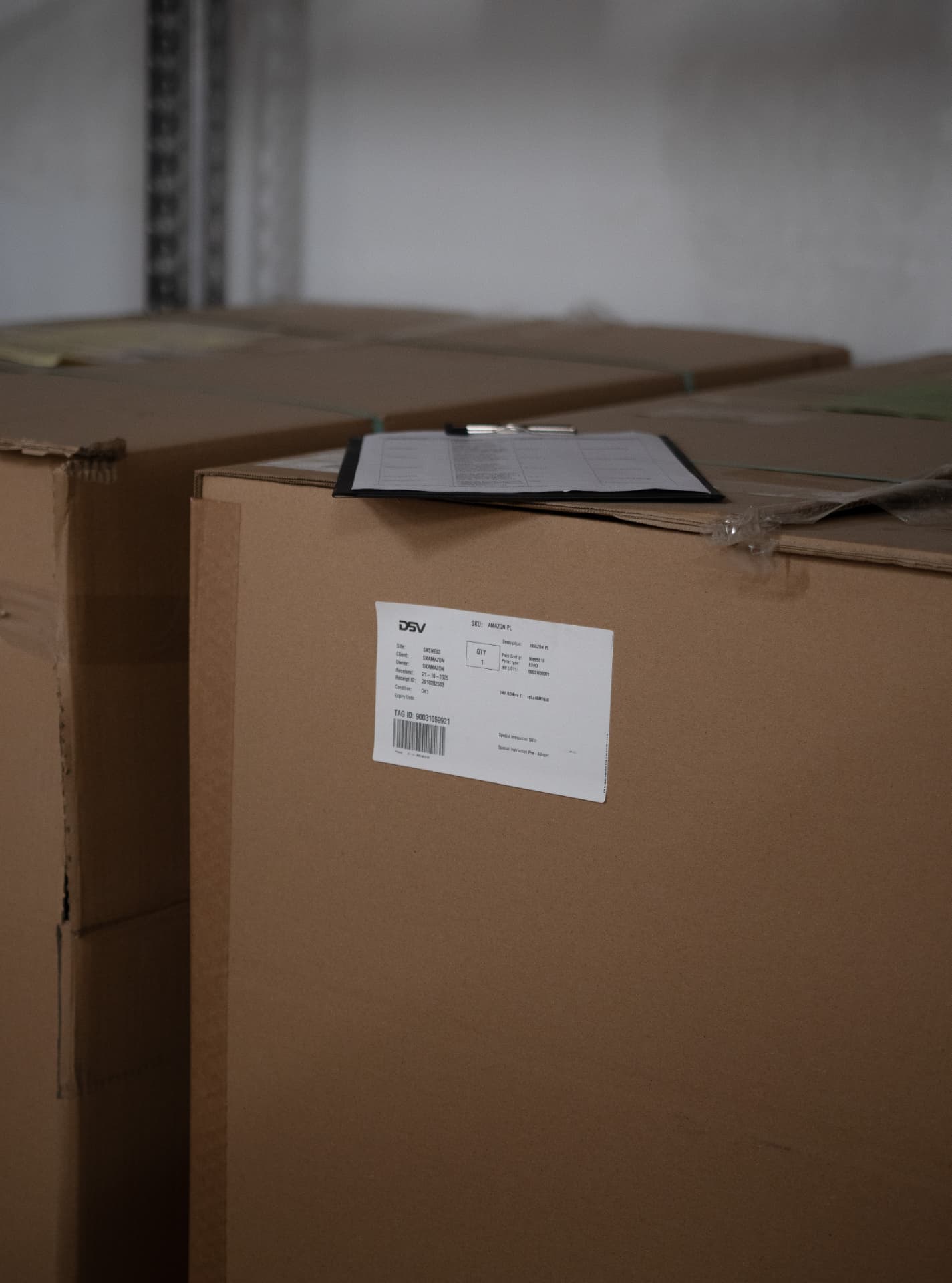 Gepackte Kartons mit Lieferscheinen im Reatex-Lager