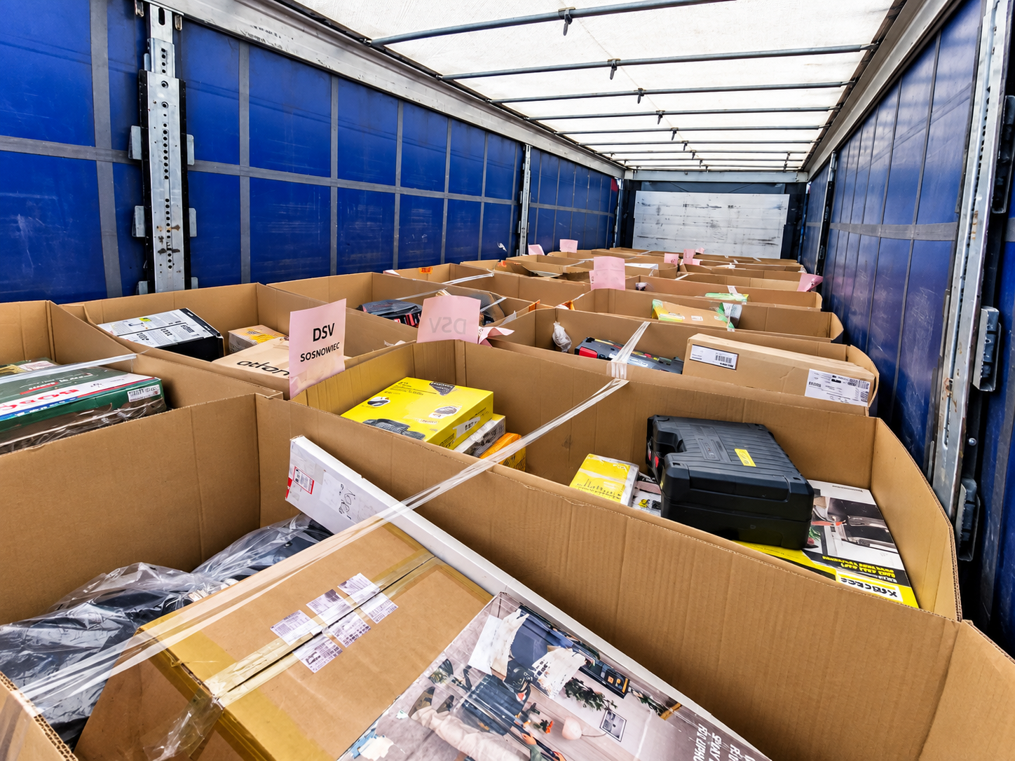 Warenbestände in einem LKW bei Reatex